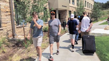 Colorado Springs, Colorado, ABD-Ağustos 14, Colorado Springs, Colorado Üniversitesi Yurtlar içine hareketli 2018 - öğrenci.