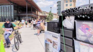 Colorado Springs, Colorado, ABD-Ağustos 14, Colorado Springs, Colorado Üniversitesi Yurtlar içine hareketli 2018 - öğrenci.