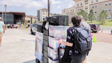 Colorado Springs, Colorado, ABD-Ağustos 14, Colorado Springs, Colorado Üniversitesi Yurtlar içine hareketli 2018 - öğrenci.