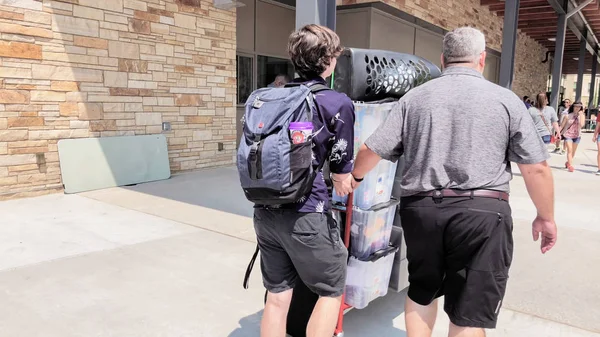 Colorado Springs, Colorado, ABD-Ağustos 14, Colorado Springs, Colorado Üniversitesi Yurtlar içine hareketli 2018 - öğrenci.