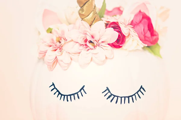 Abóbora Artesanal Pintado Branco Decorado Com Flores Rosa Como Unicórnio — Fotografia de Stock