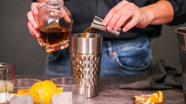 Viski kokteyli kokteyl portakal ve vişne ile süslenmiş.