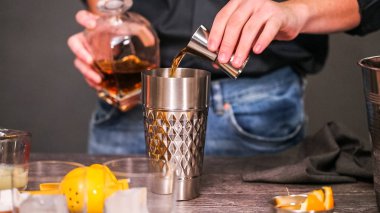 Viski kokteyli kokteyl portakal ve vişne ile süslenmiş.