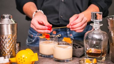 Viski kokteyli kokteyl portakal ve vişne ile süslenmiş.