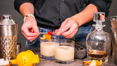 Viski kokteyli kokteyl portakal ve vişne ile süslenmiş.