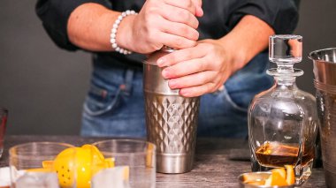 Viski kokteyli kokteyl portakal ve vişne ile süslenmiş.