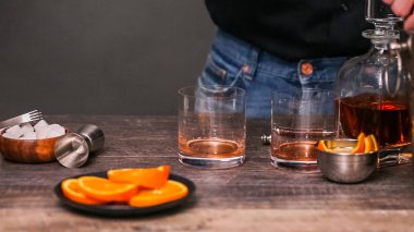 Bourbon eski portakal kabuğu ile süslenmiş kokteyl moda.