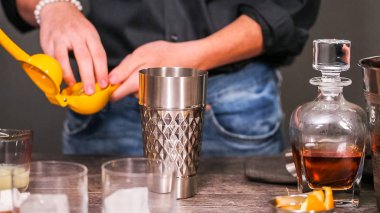 Viski kokteyli kokteyl portakal ve vişne ile süslenmiş.