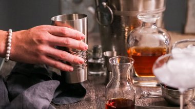 Manhattan kokteyl brandied kiraz ile süslenmiş.