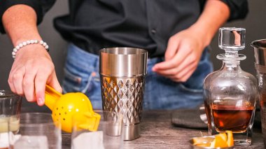 Viski kokteyli kokteyl portakal ve vişne ile süslenmiş.