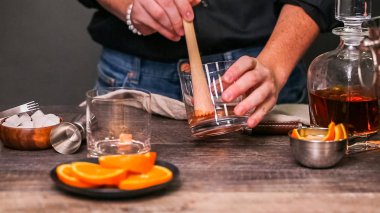 Bourbon eski portakal kabuğu ile süslenmiş kokteyl moda.