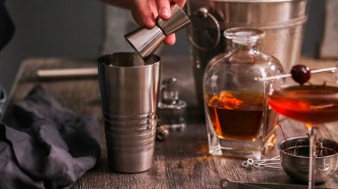 Manhattan kokteyl brandied kiraz ile süslenmiş.