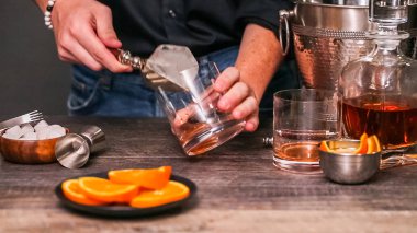 Bourbon eski portakal kabuğu ile süslenmiş kokteyl moda.