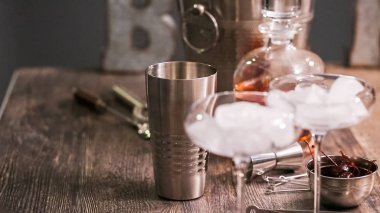 Manhattan kokteyl brandied kiraz ile süslenmiş.