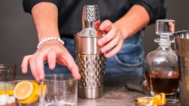 Viski kokteyli kokteyl portakal ve vişne ile süslenmiş.