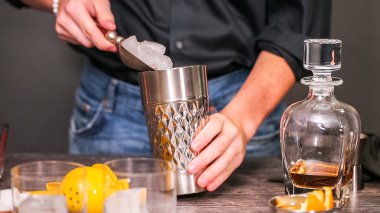 Viski kokteyli kokteyl portakal ve vişne ile süslenmiş.