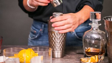 Viski kokteyli kokteyl portakal ve vişne ile süslenmiş.