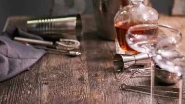 Manhattan kokteyl brandied kiraz ile süslenmiş.