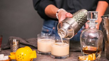 Viski kokteyli kokteyl portakal ve vişne ile süslenmiş.