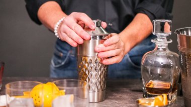 Viski kokteyli kokteyl portakal ve vişne ile süslenmiş.