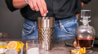 Viski kokteyli kokteyl portakal ve vişne ile süslenmiş.