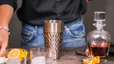 Viski kokteyli kokteyl portakal ve vişne ile süslenmiş.