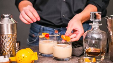 Viski kokteyli kokteyl portakal ve vişne ile süslenmiş.