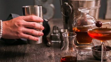 Manhattan kokteyl brandied kiraz ile süslenmiş.