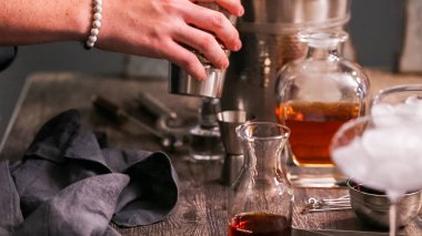 Manhattan kokteyl brandied kiraz ile süslenmiş.