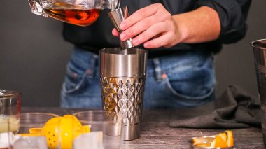 Viski kokteyli kokteyl portakal ve vişne ile süslenmiş.