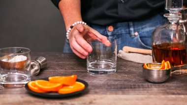 Bourbon eski portakal kabuğu ile süslenmiş kokteyl moda.