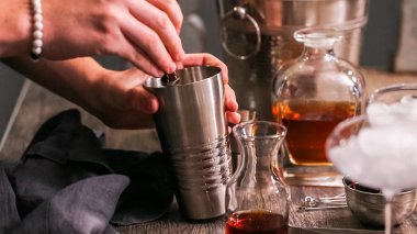 Manhattan kokteyl brandied kiraz ile süslenmiş.