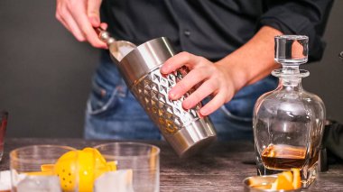 Viski kokteyli kokteyl portakal ve vişne ile süslenmiş.