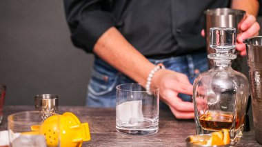 Viski kokteyli kokteyl portakal ve vişne ile süslenmiş.