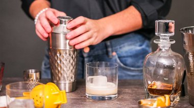 Viski kokteyli kokteyl portakal ve vişne ile süslenmiş.