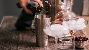 Manhattan kokteyl brandied kiraz ile süslenmiş.