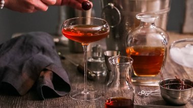 Manhattan kokteyl brandied kiraz ile süslenmiş.