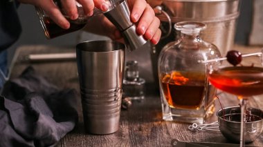 Manhattan kokteyl brandied kiraz ile süslenmiş.