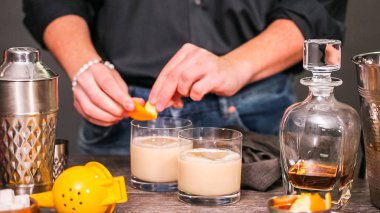 Viski kokteyli kokteyl portakal ve vişne ile süslenmiş.