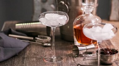 Manhattan kokteyl brandied kiraz ile süslenmiş.