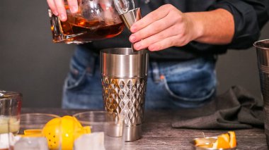 Viski kokteyli kokteyl portakal ve vişne ile süslenmiş.