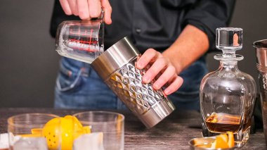 Viski kokteyli kokteyl portakal ve vişne ile süslenmiş.