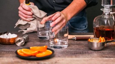 Bourbon eski portakal kabuğu ile süslenmiş kokteyl moda.