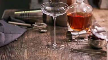 Manhattan kokteyl brandied kiraz ile süslenmiş.