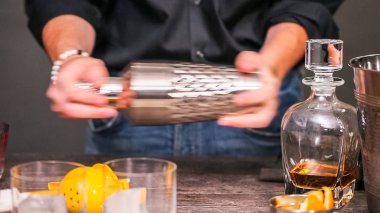 Viski kokteyli kokteyl portakal ve vişne ile süslenmiş.