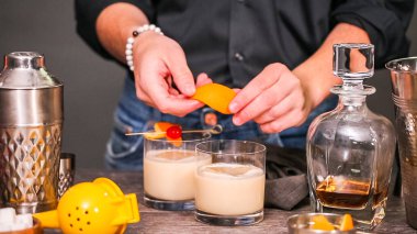 Viski kokteyli kokteyl portakal ve vişne ile süslenmiş.