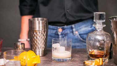 Viski kokteyli kokteyl portakal ve vişne ile süslenmiş.