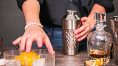 Viski kokteyli kokteyl portakal ve vişne ile süslenmiş.