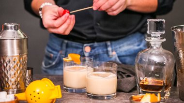 Viski kokteyli kokteyl portakal ve vişne ile süslenmiş.