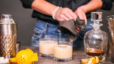 Viski kokteyli kokteyl portakal ve vişne ile süslenmiş.